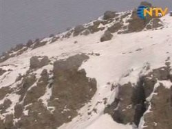 Otobüsün üstüne dağdan kaya düştü