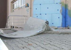 Şiddetli Rüzgar, Anaokulunun Dış Cephe Yalıtımını Söktü