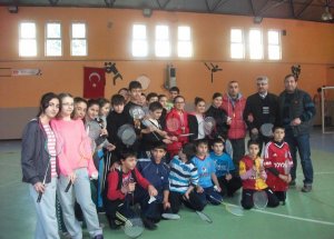 Öğrencilere Badminton Malzemesi Dağıtıldı