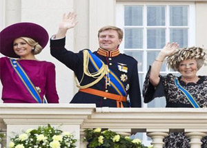 Kraliçe Beatrix tacı devrediyor