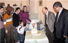 106 yaşındaki nineye doğum günü sürprizi