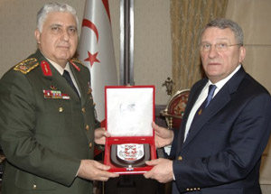 Komplo Kurulan Komutan, Özel'i Ziyaret Etti