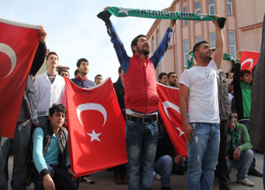 Bdp'lilere Türk Bayraklı Protesto