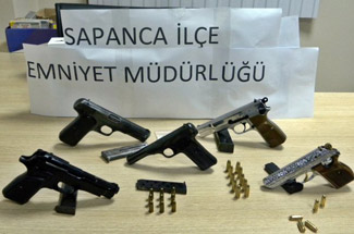 Sapanca'da 5 ruhsatsız tabanca ele geçirildi
