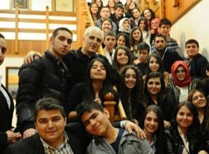 Vali Mutlu Twitter takipçilerini evinde ağırladı