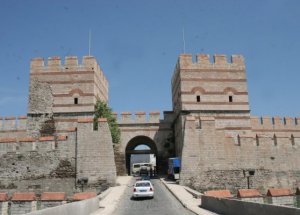 Tarihi Surlara Mobese Yerleştirilecek