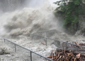 Pakistan'da Selden 33 Kişi Öldü
