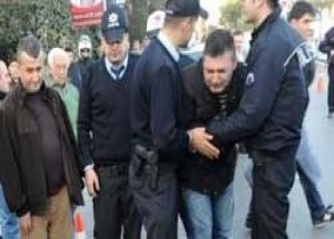 Eşini Yerde Görünce Gözyaşlarını Tutamadı