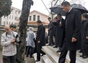 Gül, Cuma namazını Yeniköy Camii'nde kıldı