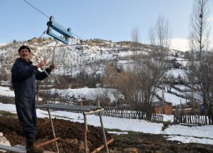Otunu Rayla, Sütünü Teleferikle Taşıyor