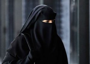 Çarşaflı Kadına Çirkin Benzetme