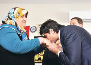 Putin'in danışmanı el öpmeye geldi