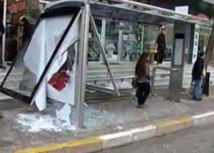 Fırlayan Tekerlek Durağı Parçaladı