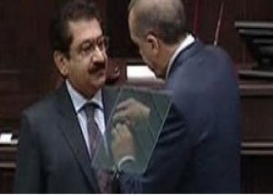 Erdoğan,Alevi Yöneticilere Rozet Taktı