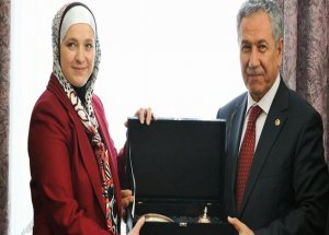 Arınç'tan başörtülü belediye başkanına ziyaret