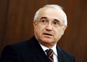 Meclis Başkanı Çiçek, konserde türküye eşlik etti