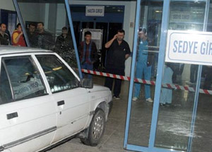 Doktora Kızdı Otomobille Acil Servis'e Daldı