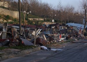 Avcılar sahilindeki 24 işyeri yıkıldı