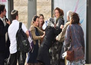 İsraillilerden Başörtülü Kadına Çirkin Saldırı