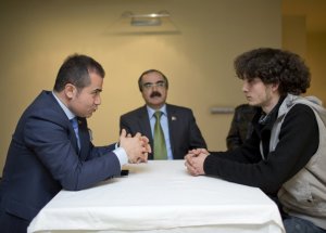 Suat Kılıç, kendisine yumurta atan genç ile buluştu