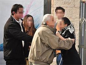 Arap Kadına Şok Hareket!