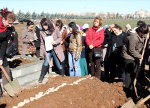 Öldürülen Kadını, Hemcinsleri Defnetti