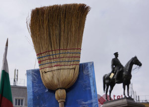 Vekilleri Süpürgeyle Süpürdüler