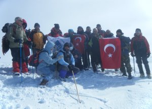 Kosova'nın Zirvesinde Şehitleri Andılar