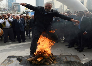 Veysel Eroğlu Nevruz ateşinden atladı