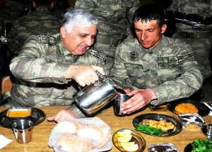 Genelkurmay Başkanı Erlerle Karavana Yedi