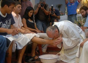 Papa Yine Mahkum Ayağı Yıkayıp Öpecek