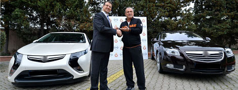 Terim'e 2 Lüks Araç Hediye Edildi!
