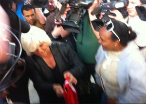 Kızgın Rumlar Türk Bayrağını Yaktılar!