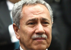 Arınç Gözyaşlarını Tutamadı