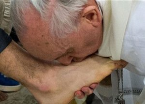 Papa 12 Kişinin Ayağını Yıkadı ve Öptü