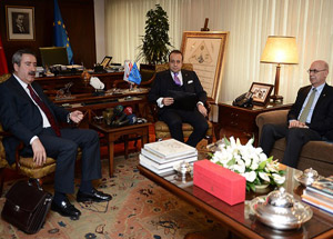 Arkanızda Kapı Gibi Türkiye Var