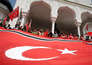 Ay Yıldızlı Bayrak İstiyorlar