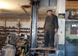 Hurdalardan Kendine Asansör Yaptı