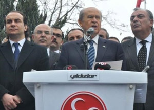 Sağında AK Parti'li solunda MHP'li oğlu