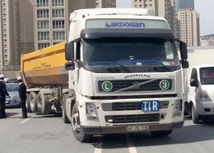 Başbakan'ın Konvoyuna TIR Engeli