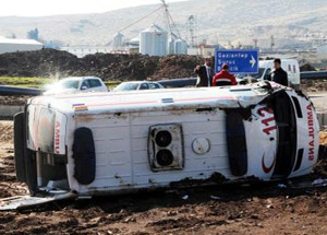 Ambulans İle Otomobil Çarpıştı