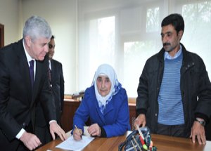 Şehit Annesinden Anlamlı İmza