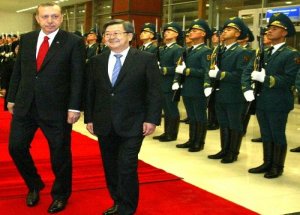 Erdoğan, Kırgızistan'da Resmi Törenle Karşılandı