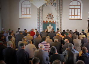 CHP’nin Kütüphane Yaptığı Cami İbadete Açıldı