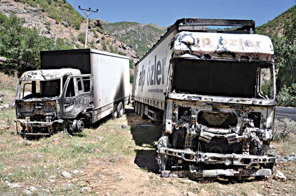 PKK panikle TIR yakıyor