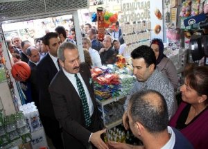Bakan Çağlayan vatandaşlara simit dağıttı
