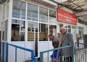 Mescidin Camlarını Kırdı