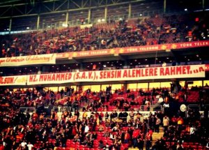 Cim Bom ve Çarşı  'Efendimizi' Unutmadı