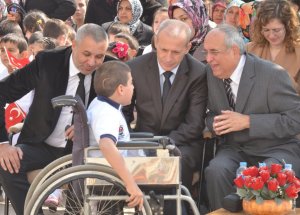 Belediyeden Engelli Öğrenciye Akülü Araba