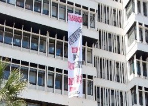 SDP İzmir Büyükşehir Belediyesi'ni Bastı